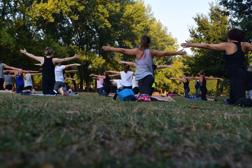 femmes extérieur yoga